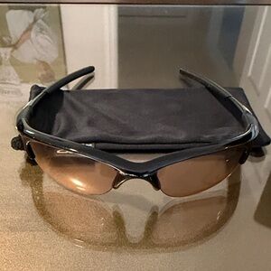 Stylish Black Oakley transition lens sunglasses. Bag included.. Unisex